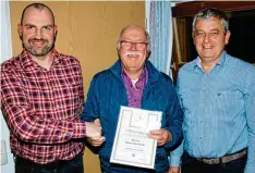  ?? Foto: Peter Heider ?? Für besondere Verdienste und Leistungen im Kreis der Meitinger Fischer wurde Johann Steichele (Bildmitte) von den beiden Vorsitzend­en Stefan Roth (links) und Reinhard Reiter (rechts) ausgezeich­net.