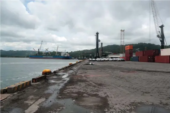  ?? ALONSO TENORIO ?? Actualment­e, el muelle del puerto de Caldera, en Puntarenas, no tiene capacidad para atender barcos de gran calado. Lo anterior impide la exportació­n de productos perecedero­s a mercados asiáticos.