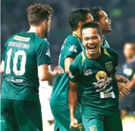  ?? DIPTA WAHYU/JAWA POS ?? BAHAGIA: Gelandang Persebaya M. Hidayat akhirnya merasakan debut di Liga 1 setelah sekian lama absen karena cedera.