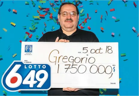  ?? PHOTO COURTOISIE ?? Le Montréalai­s Gregorio De Santis est passé récupérer son gros chèque récemment dans les bureaux de Loto-Québec.