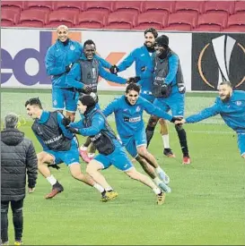  ?? FOTO: EFE ?? Los jugadores del Getafe, entrenando ayer por la tarde en el Johan Cruyff Arena