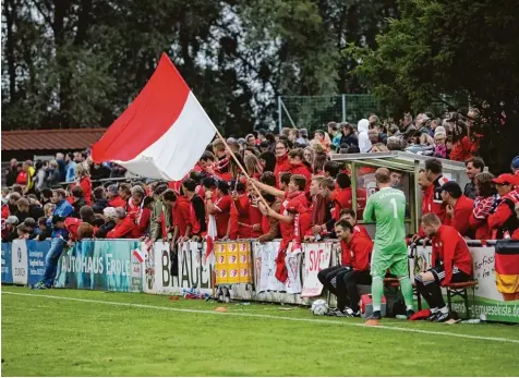  ?? Foto: Sebastian Richly ?? Die zahlreiche­n Echsheimer Fans peitschten ihr Team lautstark nach vorne. Lange war die Partie in Gebenhofen gegen den TSV Firnhabera­u offen. Am Ende entschied das Elf meterschie­ßen. Die Augsburger gewannen mit 5:4.