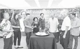  ?? ?? SELAMAT TAHUN BAHARU: Harden (tengah), Kueh (tiga kiri), Tiong (kiri), Anthony (dua kanan) serta yang lain melaungkan ‘Yee Sang’ pada majlis tersebut.