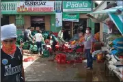  ?? (AP/Christophe­r Decamon) ?? People in Cataingan, Masbate province, clean up damaged soda bottles Tuesday after an earthquake in central Philippine­s.