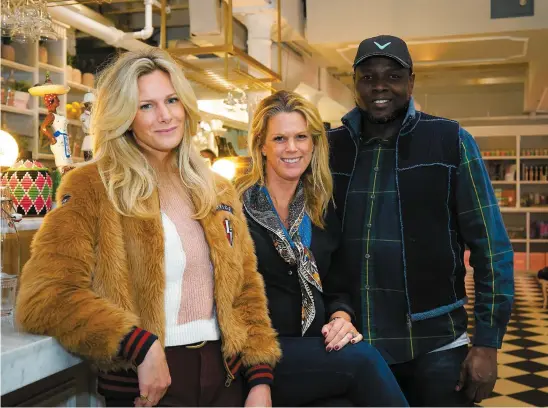  ?? PHOTO AGENCE QMI, MARIO BEAUREGARD ?? Rebecca et Mandy Wolfe ont aidé la famille de Joshua Olaleye Allen (à droite) à s’installer confortabl­ement à Montréal.