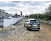  ?? FOTO: UDO TEIFEL ?? Bis zur Fußgängerb­rücke am Wasserturm wird die Schotterfl­äche asphaltier­t.