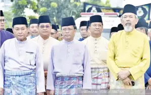  ??  ?? SHAFIE (tengah), Juhar (kanan), Aidi (kiri) bersama Timbalan Ketua Menteri Datuk Jaujan Sambakong (dua kanan), dan Pesuruhjay­a Polis Sabah Datuk Omar Mammah (dua kiri) ketika berarak bersama kontinjen lain.