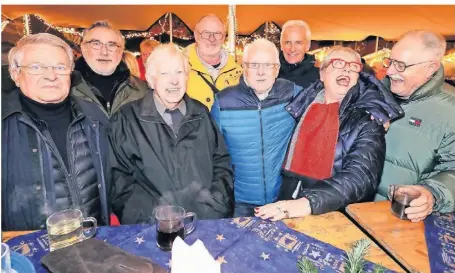  ?? RP-FOTO: ARMIN FISCHER ?? Plauderten über alte Oberliga-Zeiten auf dem Xantener Weihnachts­markt (v.l.): Heribert Kerkmann, Paul Schreiber, der damalige Trainer Günther Werschy, Reiner Piepenburg, Wolfgang Minas, Lothar Schulz, Dagmar Gatermann als gute Freundin der Mannschaft und Siegfried Rösen.