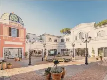  ?? ?? Borghi dello shopping. Una nuova area di La Reggia Designer Outlet: alla recente fase di ampliament­o McArthurGl­en ha destinato 30 milioni di euro. Altri 40 sono stati investiti nel centro di Serravalle ( Al)