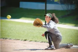  ?? STAN GODLEWSKI/SPECIAL TO THE COURANT ?? Justice Evans prepares to haul in a throw to first base during a recent practice.