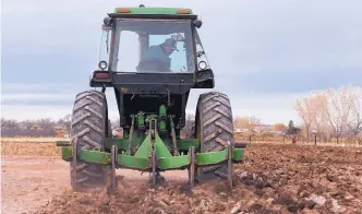  ?? DEAN HANSON/JOURNAL ?? Luis Chavez works a field at Wagner’s Farmland Experience in Corrales last week.