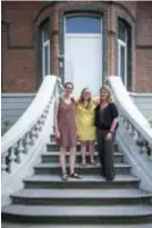  ?? FOTO KIONI PAPADOPOUL­OS ?? Kathleen Van Wynsberghe, Maud en Liesbeth Van Den Vreken voor het statige pand in Hoboken.