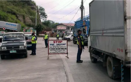  ?? Photo by Milo Brioso ?? LAW ENFORCEMEN­T. La Trinidad police personnel conduct regular random checkpoint­s along the boundary of Tublay and La Trindad, Benguet.