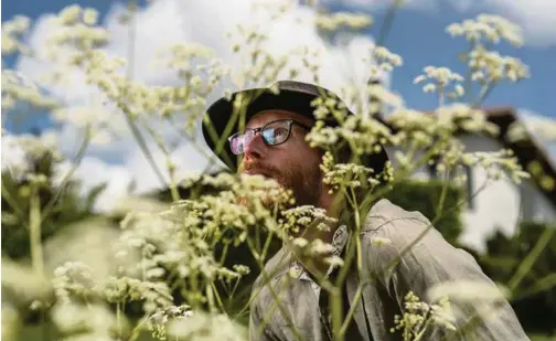  ?? (EDDY MOTTAZ/LE TEMPS) ?? Valéry Uldry, biologiste, promoteur d’un projet citoyen à La Chaux-de-Fonds destiné à favoriser la biodiversi­té.