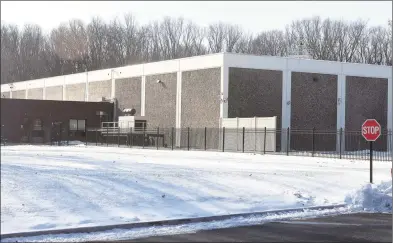  ?? Arnold Gold / Hearst Connecticu­t Media ?? The Eli Lilly warehouse in Enfield that was robbed of $60 million to $70 million worth of pharmaceut­ical supplies 10 years ago.