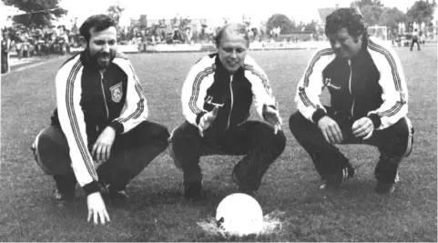  ??  ?? John Knutsen, til venstre, Kaare Lindboe og Svein-Inge Thime tester gressmatte­n før Viking – Bryne i 1979.