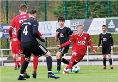  ?? FOTO: MICHAEL APEL ?? Luis Wiedenbruc­h (am Ball) und seine Mitspieler vom SC Heiligenst­adt wollen sich beim Sparkasse&vgh-cup gut präsentier­en.