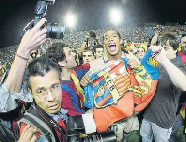  ??  ?? Euforia de Ronaldinho, en el Ciutat de València, rodeado de aficionado­s