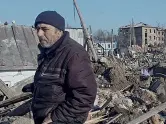  ?? ?? Documentar­io
Sotto, una scena del documentar­io «Mariupolis 2»: il regista è stato ucciso dai russi mentre girava il film. Ieri l’anteprima a Cannes