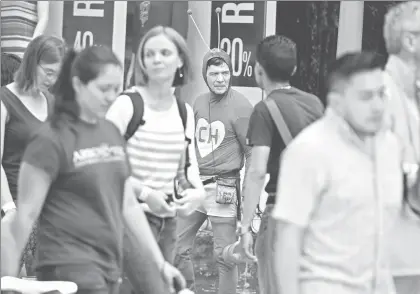  ??  ?? Émulo de un personaje de la televisión recorre las calles del Centro Histórico de la Ciudad de México en busca de seguidores con quien tomarse la foto ■ Foto Cristina Rodríguez