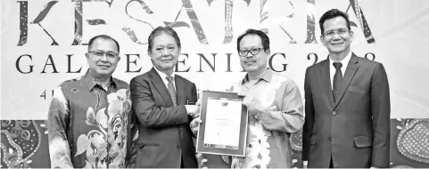  ??  ?? Mohamiddin (second left) presents a token of appreciati­on to welcome Goh (second right) to the Kesatria Malaysia Programme.