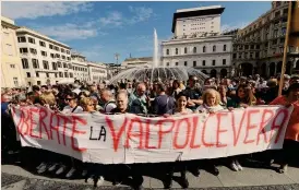  ?? ANSA ?? In piazza. La manifestaz­ione di ieri a Genova organizzat­a dagli sfollati dopo il crollo di ponte Morandi