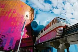  ?? Foto: Howard Frisk/Visit Seattle ?? Die Monorail-Bahn verbindet Seattles Innenstadt mit dem Museum für Popkultur.