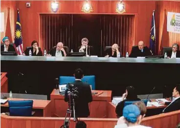  ?? PIC BY HAFIZ SOHAIMI ?? The Permanent People’s Tribunal Myanmar in session at Universiti Malaya in Kuala Lumpur yesterday. The judges are (from left) Nursyahban­i Katjasungk­ana, Shadi Sadr, Gill H. Boehringer, Daniel Feierstein, Helen Jarvis, Nello Rossi and Zulaiha Ismal.