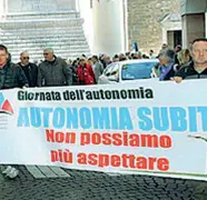  ??  ?? In piazza
Una delle precedenti manifestaz­ione per l’autonomia bellunese Incontri Raffica di appuntamen­ti informativ­i su tutto il territorio