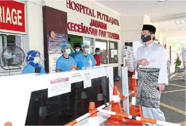  ?? — art CHEN/the Star ?? Wishes from a safe distance: dr Noor Hisham meeting with healthcare workers at Hospital Putrajaya in conjunctio­n with aidilfitri celebratio­ns.