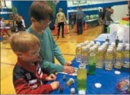  ?? PAUL POST — PPOST@DIGITALFIR­STMEDIA.COM ?? Brothers Lucas and Michael Todtenhage­n, left to right, take part in a hands-on exhibit that uses bottles of colored liquid to demonstrat­e principles of density.