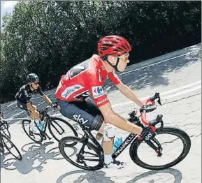  ?? JAVIER LIZON / EFE ?? Chris Froome, con los vendajes fruto de la doble caída del jueves