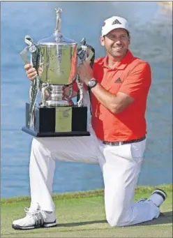  ??  ?? VENCEDOR. Sergio García, con el trofeo de campeón en Singapur.