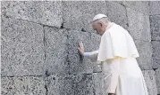  ?? FOTO: REUTERS ?? Franziskus verharrte in stillem Gebet an der „Schwarzen Wand“, vor der Häftlinge erschossen wurden.