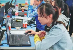  ?? PROVIDED TO CHINA DAILY ?? Students take part in a teaching contest between human beings and an AI-enabled machine in Central China’s Henan province.