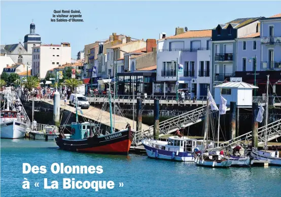  ??  ?? Quai René Guiné, le visiteur arpente les Sables-d’Olonne.