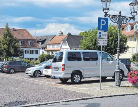  ?? FOTO: BRIGITTE WALTERS ?? Freie Parkplätze auf dem Marktplatz in Markdorf: Vor der Einführung der Blauen Zone für Kurzzeitpa­rken war dort nur schwer ein Parkplatz zu finden, weil dort viele Dauerparke­r standen.