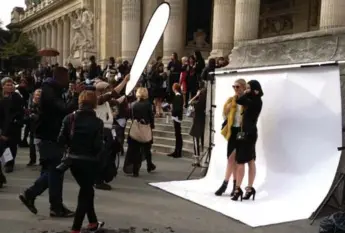  ?? DERICK CHETTY/TORONTO STAR ?? Street style gets sophistica­ted outside the Chanel show at Grand Palais, Paris, with a photograph­er setting up a profession­al-style shoot.