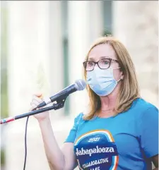  ?? ASHLEY FRASER ?? Deb Lefebvre, of the Registered Nurses Associatio­n of Ontario, speaks at a rally held Sunday to motivate more people to get vaccinated while pushing the government for mandatory vaccinatio­n policies.