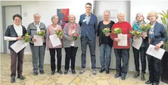  ?? FOTO: BÜRGERHEIM ?? Martin Stadali (Mitte) dankte Brunhilde Hagel (v. l.) , Ingrid Ditterle, Hildegard Hoppe, Ursula Wachter, Iris Maier, Rosi Reizer, Christa Böhler und Barbara Halak.