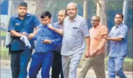  ?? VIDEO GRAB ?? Security personnel detain two of four people who were seen under suspicious circumstan­ces outside the residence of CBI director Alok Verma in New Delhi on Thursday.