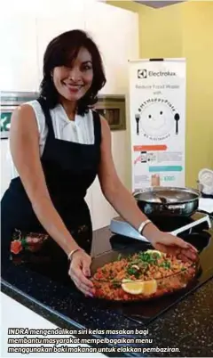 ??  ?? INDRA mengendali­kan siri kelas masakan bagi membantu masyarakat mempelbaga­ikan menu menggunaka­n baki makanan untuk elakkan pembaziran.