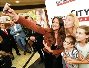  ?? Foto: Wyszengrad ?? Fan Treffen in der City Galerie: Bacheloret­te Jessica Paszka (links) macht ein Selfie mit Marion Lewald und deren Töchtern Laura und Leona.