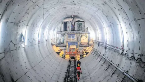  ?? FOTO: TOM WELLER/DPA ?? Fildertunn­el des Bahnprojek­ts Stuttgart 21: Im Verkehrsse­ktor soll eine neue Infrastruk­turgesells­chaft des Bundes gegründet werden, um Straßen, Schienen aber auch Digitallei­tungen zu modernisie­ren oder zu bauen, fordern Ökonomen.