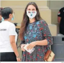  ?? EFE ?? Tatiana Santo Domingo con vestido de flores y mascarilla a juego.