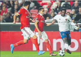  ?? FOTO: EFE ?? Douglas El lateral apenas está teniendo minutos ni suerte en el Benfica