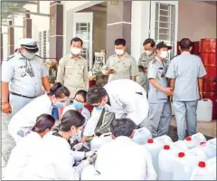  ?? COMMERCE MINISTRY ?? Authoritie­s inspect and confiscate fake hand sanitisers in Phnom Penh in April.