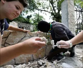  ?? (Photos Philippe Arnassan) ?? Placage des murs, menus travaux d’électricit­é, dallage... Après une semaine de labeur, riche en émotions, jeunes migrants et jeunes scouts ont quitté le hameau hier. Mais pour tous, ce n’est qu’un au revoir...