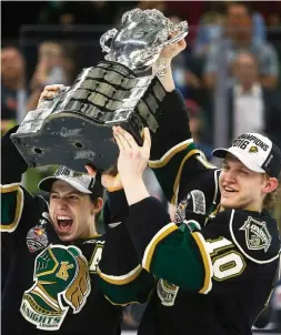  ?? JEFF MCINTOSH THE CANADIAN PRESS FILE PHOTO ?? London Knights’ Mitch Marner, left, and Christian Dvorak lift the Memorial Cup after beating the Rouyn-Noranda Huskies in Red Deer, Alta., in 2016.