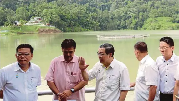  ?? [FOTO DANIAL SAAD/BH] ?? Guan Eng ditemani Jaseni (dua dari kiri) meninjau paras air di Empangan Air Itam.